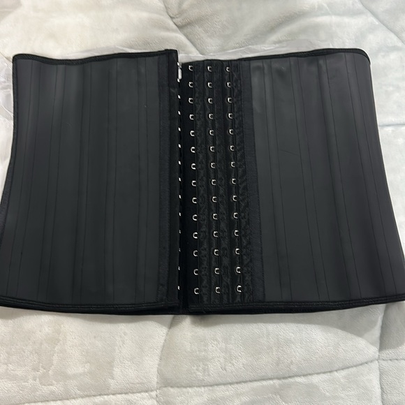 Steel boned latex waist trainer - Picture 4 of 8